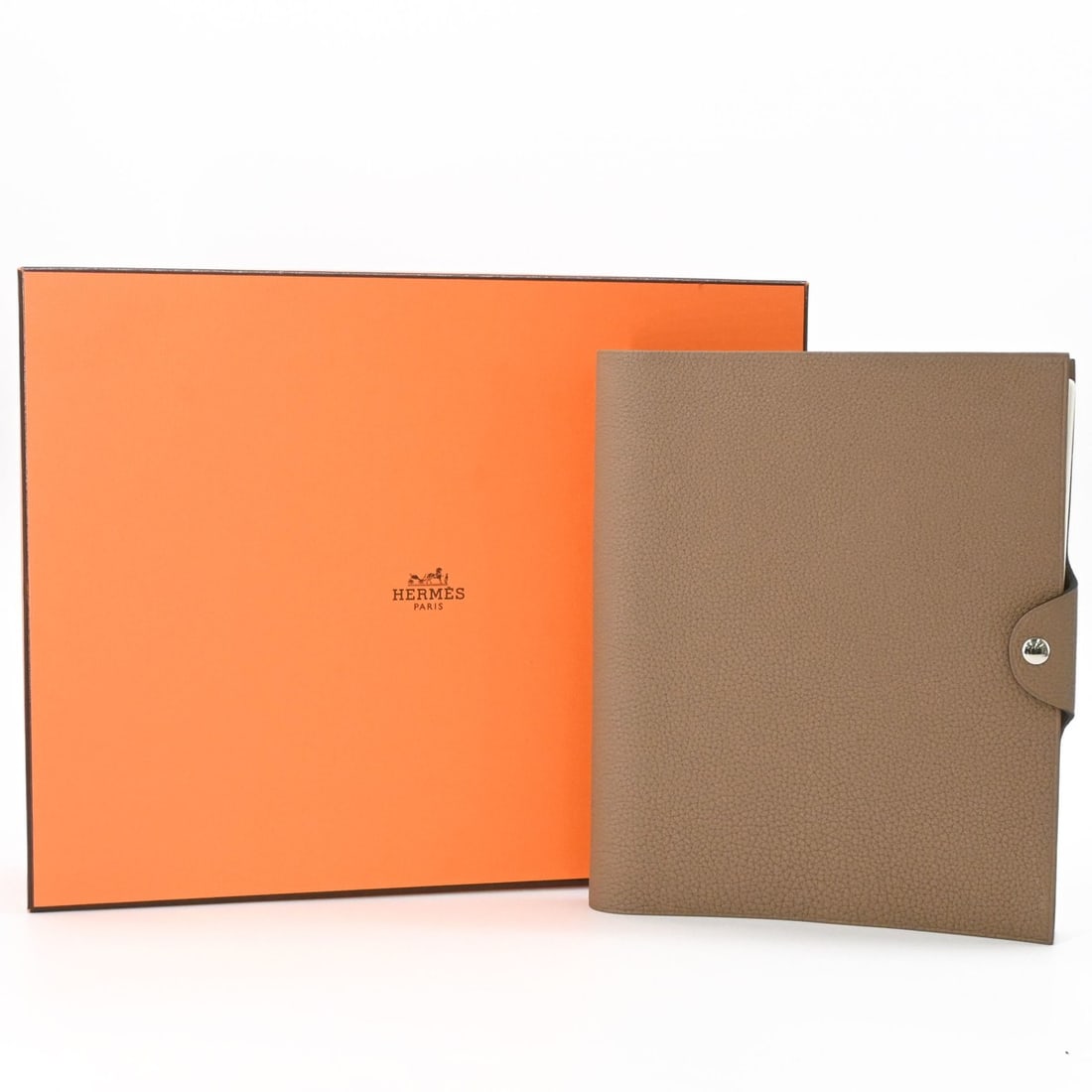 HERMES Ulysses GM Notebook Cover, Planner, Taurillon Clemence Leather, Etoupe Beige: --- Catalog ---Category: DesignColor: Beige, Etoupe grayGender: Women,MenMaterial: Taurillon clemence leather Category: GeneralBrand: HermesCountry of Origin: FranceCategory: Physical PropertiesSize (