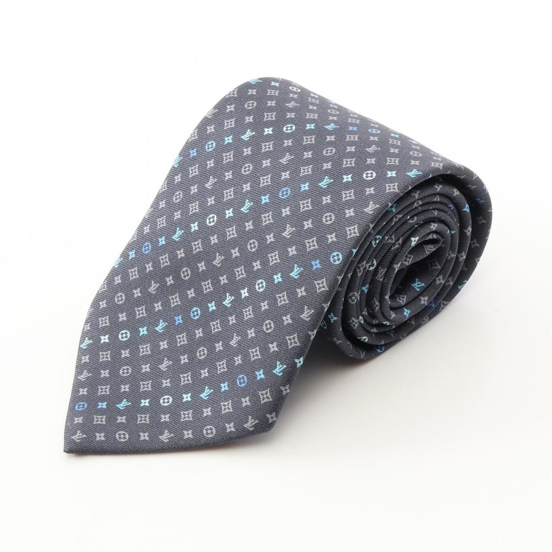 Louis Vuitton Cravat Gradient Monogram Band 8cm Silk Tie for Men, Blue Multicolor M78026: --- Catalog ---Category: SizeTotal Length: 148cm / 58.26''Category: DesignType: CravatColor: Blue, Multi-colorGender: MenMaterial: Silk Category: GeneralMPN: M78026Brand: Louis Vuitton--- Item List --