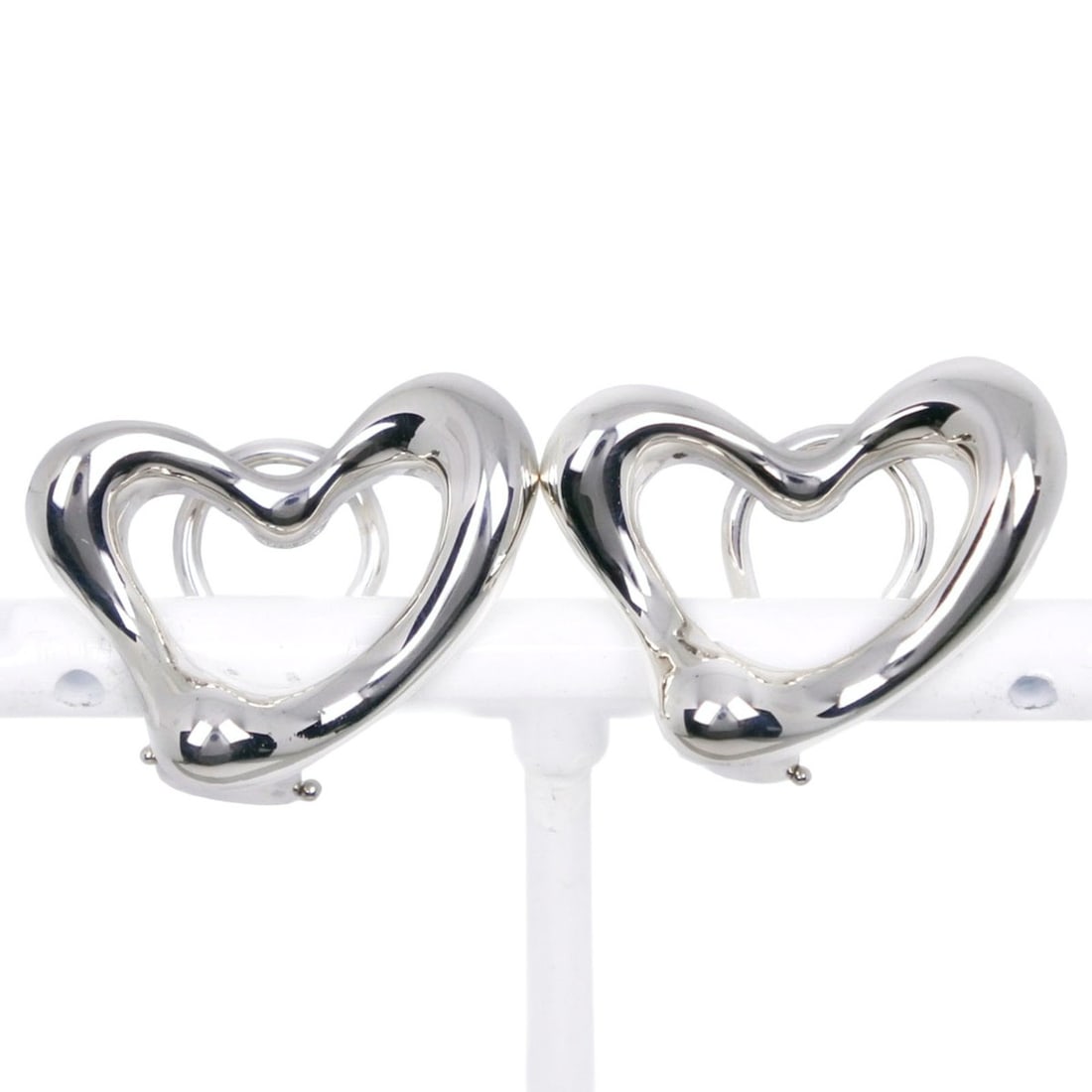 Tiffany & Co. Heart Earrings by Elsa Peretti, Sterling Silver 925, Approx. 11.5g, Open Design,: --- Catalog ---Category: SizeSize (HxWxD): 19.00mm x 21.00mm / 0.75'' x 0.83''Category: DesignType: Stud earringsColor: SilverGender: WomenMaterial: Silver 925Category: GeneralBrand: Tiffany--- Item L