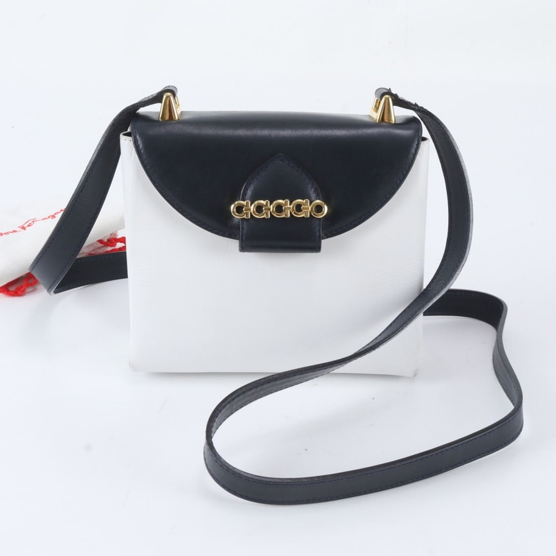 Excellent condition Salvatore Ferragamo Gancini BA213242 leather shoulder bag, brand name, women's.: --- Catalog ---Category: SizeSize (HxWxD): 15cm x 17cm x 6cm / 5.9'' x 6.69'' x 2.36''Category: DesignType: Shoulder bagColor: Black, WhiteGender: WomenMaterial: Leather Category: GeneralMPN: BA213242