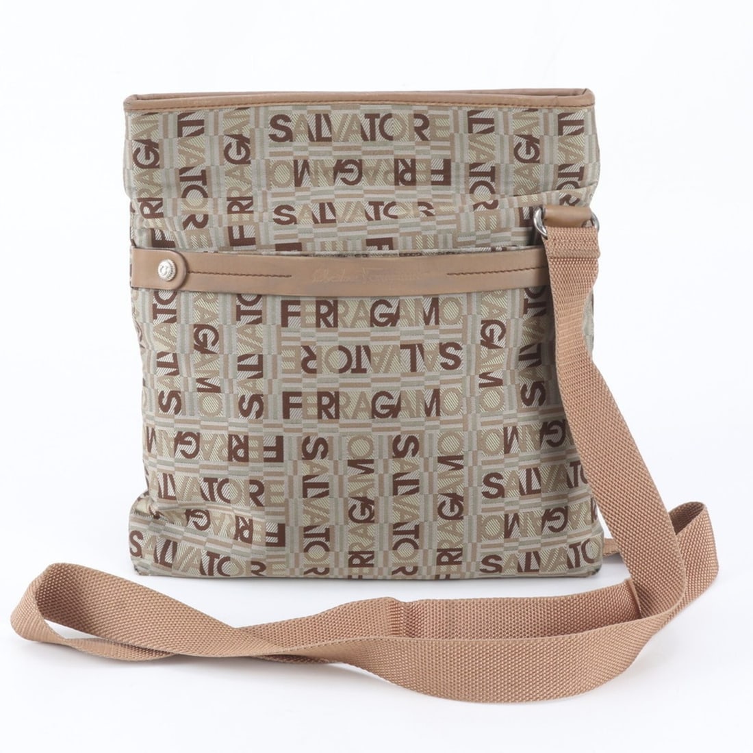 Excellent condition Salvatore Ferragamo logo print leather shoulder bag/messenger bag, brown, for: --- Catalog ---Category: SizeSize (HxWxD): 27cm x 25cm x 3cm / 10.62'' x 9.84'' x 1.18''Category: DesignType: Shoulder bagColor: BrownGender: MenMaterial: Leather , Canvas Category: GeneralBrand: Salv