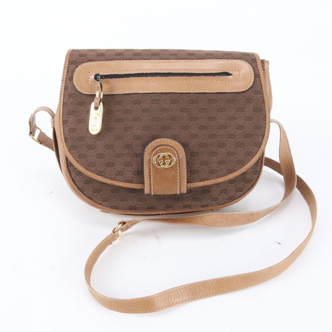 Excellent condition vintage Gucci Micro GG leather shoulder bag/crossbody bag in brown for women.: --- Catalog ---Category: SizeSize (HxWxD): 17cm x 21cm x 5cm / 6.69'' x 8.26'' x 1.96''Category: DesignType: Shoulder bagColor: BrownGender: WomenMaterial: Leather , Coated canvas Category: GeneralBra