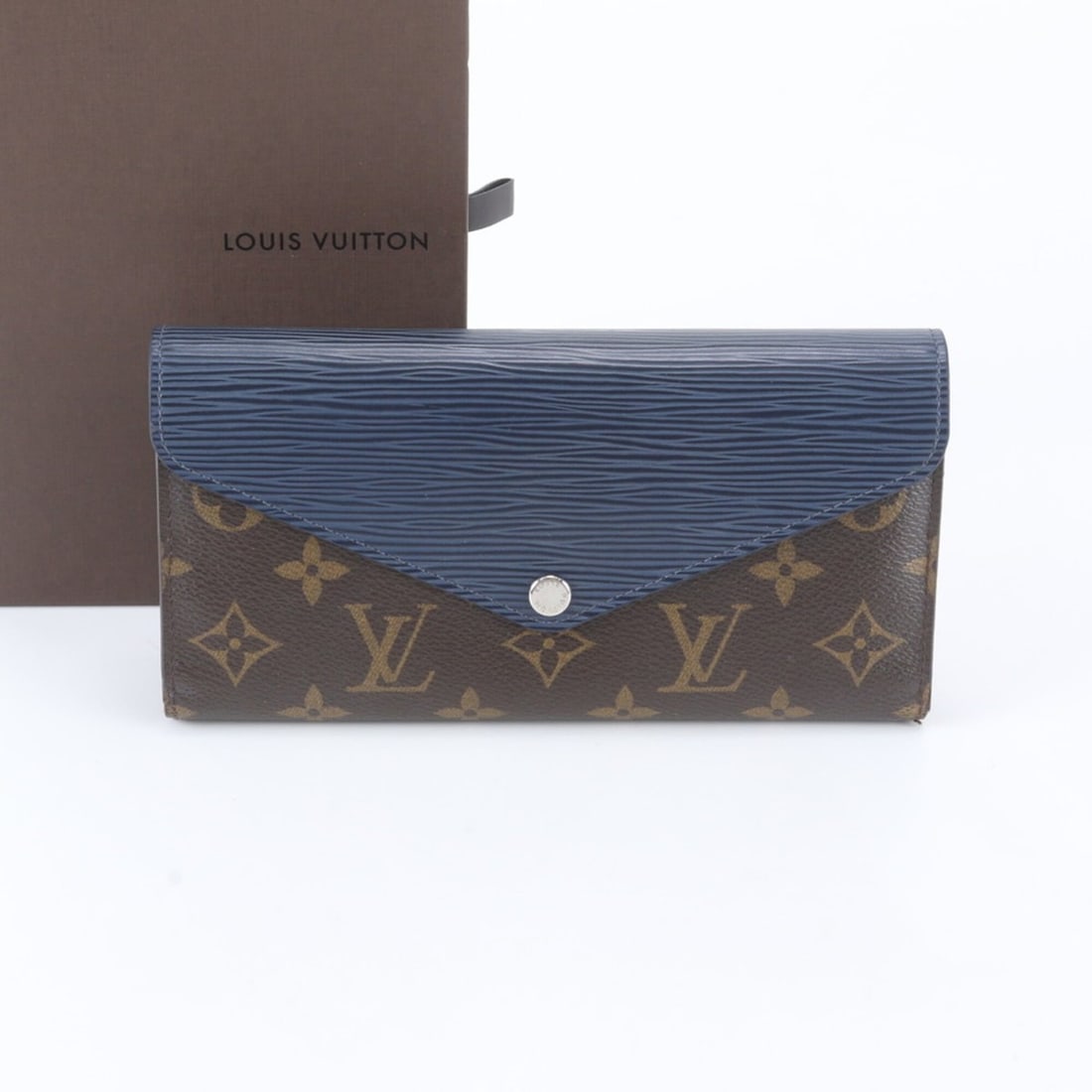 Excellent condition Louis Vuitton Monogram Epi Portefeuille Marie-Lou Long Tri-fold Wallet, Indigo: --- Catalog ---Category: SizeSize (HxWxD): 10cm x 20cm x 2cm / 3.93'' x 7.87'' x 0.78''Category: DesignType: Long wallet (tri-fold)Color: Blue, IndigoGender: WomenMaterial: Leather , Coated canvas Cat