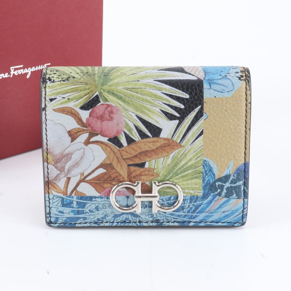 Excellent condition Salvatore Ferragamo Double Gancini Leather Bi-fold Wallet Compact for Women: --- Catalog ---Category: SizeSize (HxWxD): 9cm x 11cm x 2cm / 3.54'' x 4.33'' x 0.78''Category: DesignType: Wallet (bi-fold)Color: Multi-colorGender: WomenMaterial: Leather Category: GeneralLine: Ganc