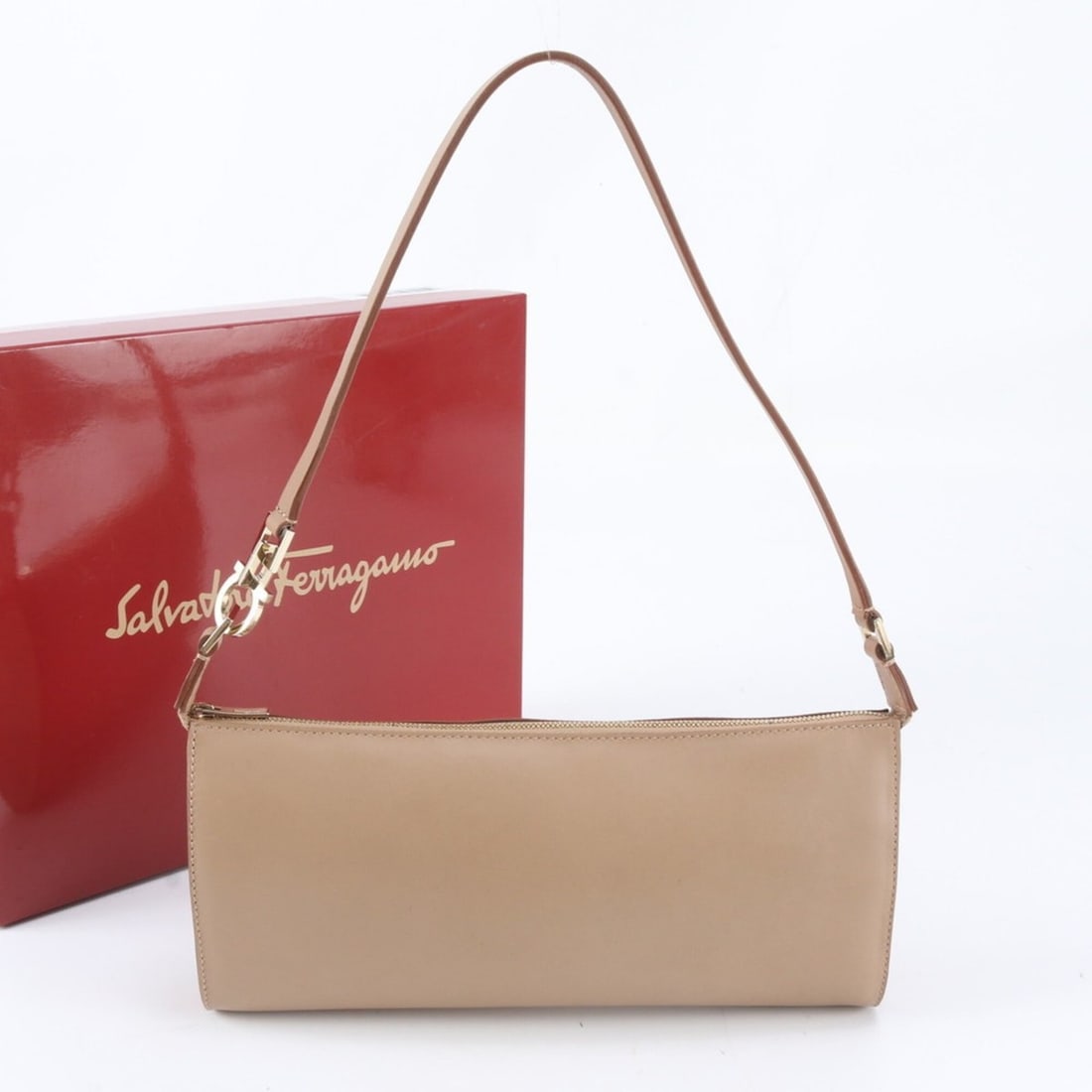 Excellent condition Salvatore Ferragamo Gancini AU212306 leather shoulder bag/handbag/pouch for: --- Catalog ---Category: SizeSize (HxWxD): 13cm x 25cm x 3cm / 5.11'' x 9.84'' x 1.18''Strap Length: 48cm / 18.89''Category: DesignType: Shoulder bagColor: BrownGender: WomenMaterial: Leather Category