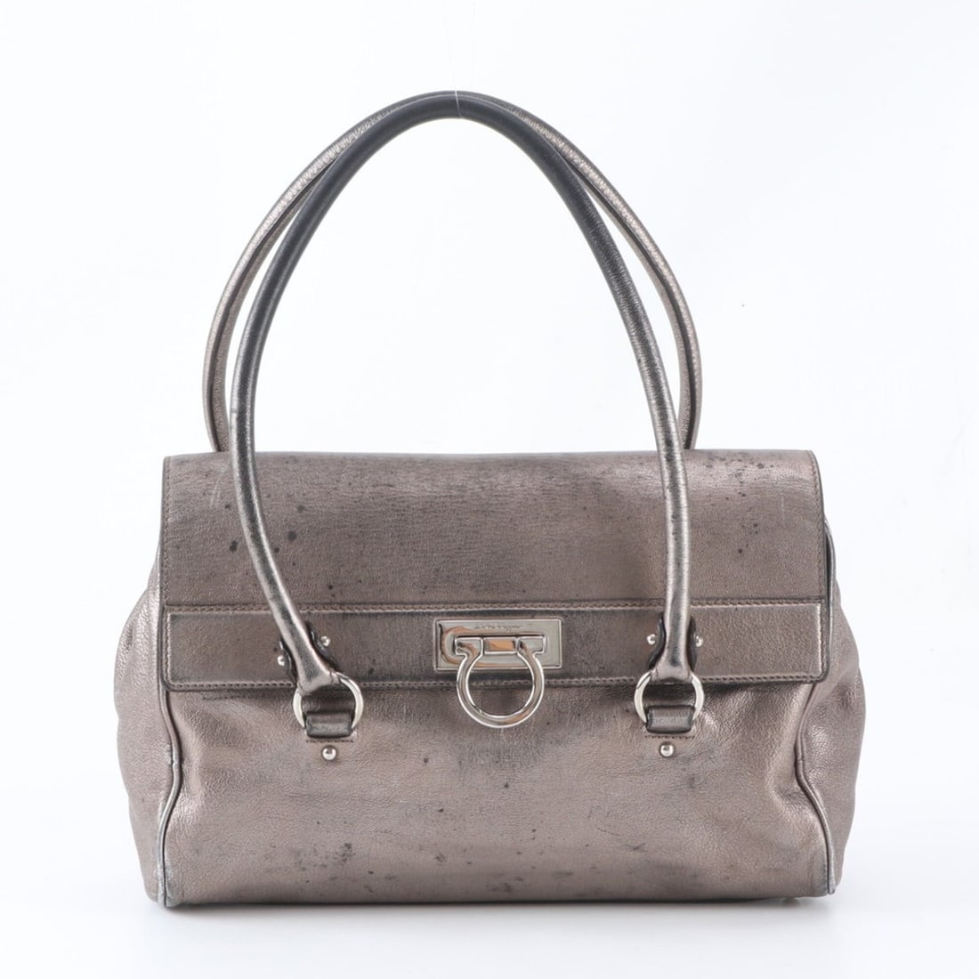 Salvatore Ferragamo Gancini Metallic Leather Shoulder Bag Tote Handbag for Women: --- Catalog ---Category: SizeSize (HxWxD): 23cm x 33cm x 11cm / 9.05'' x 12.99'' x 4.33''Handle Length: 64cm / 25.19''Category: DesignType: Handbag, Shoulder bag, Tote bagColor: GrayishGender: WomenMa