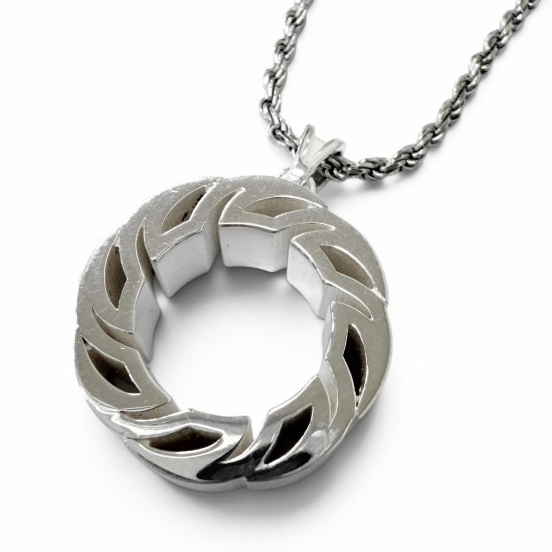 BOTTEGA VENETA AG925 Ring Motif Pendant Necklace, Silver, Made in Italy, Weight 19.5g, Men's, Comes: --- Catalog ---Category: SizePendant Size: 19mm / 0.74''Neck Circumference: 52 cm - 55 cm / 20.47'' - 21.65''Category: DesignColor: SilverGender: MenMaterial: Silver 925Necklace Type: NecklaceCategory