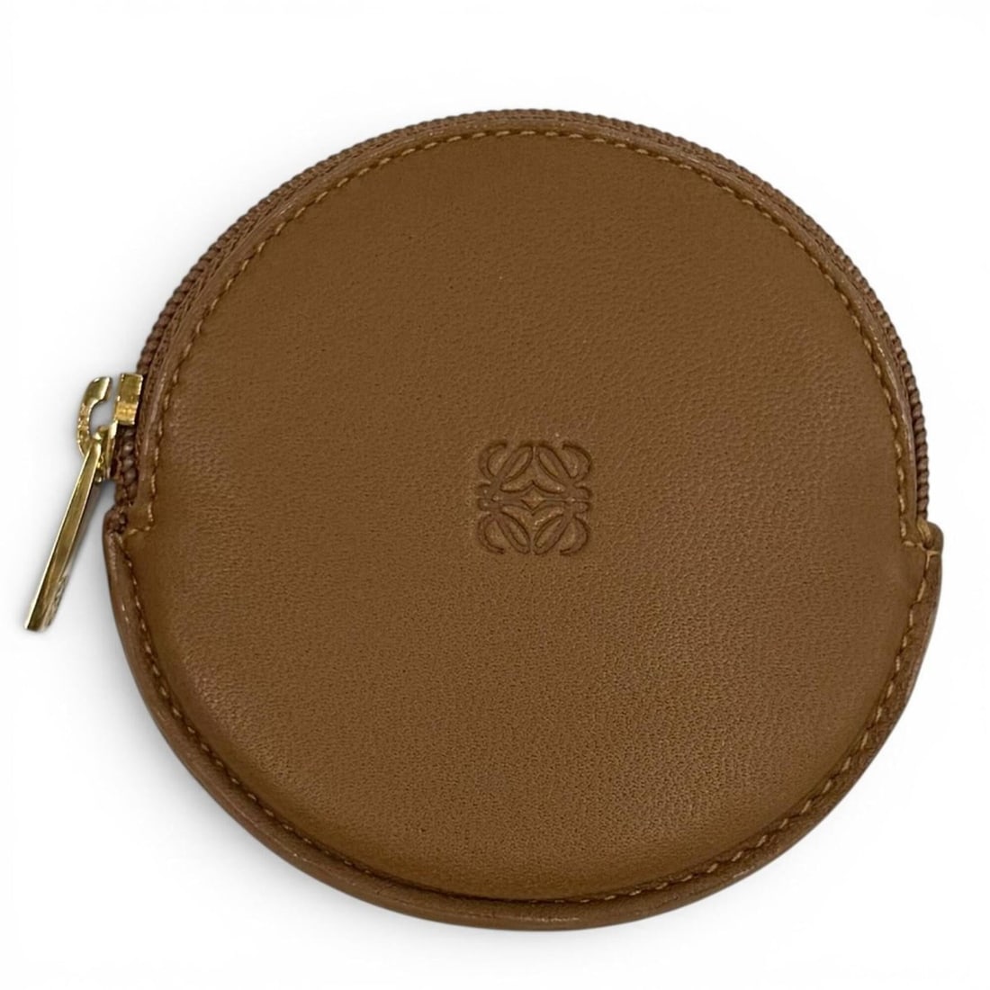 LOEWE (Loewe) Sheepskin Anagram Round Zip Leather Wallet/Coin Case, Brown, Made in Spain, Women's,: --- Catalog ---Category: DesignType: Coin purse/coin caseColor: BrownGender: WomenMaterial: Leather Leather/Fur Type: SheepskinCategory: GeneralBrand: LoeweCountry of Origin: Spain--- Item List ---Sec