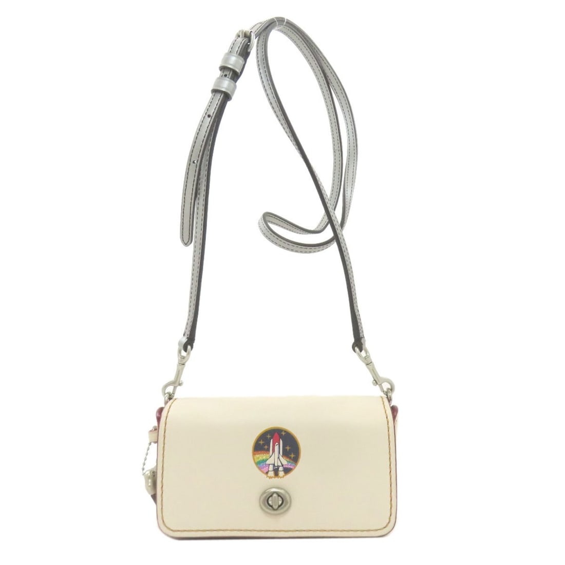 Coach 10862 Space Collection Shoulder Bag Leather Women's COACH: --- Catalog ---Category: SizeSize (HxWxD): 8cm x 15cm x 5cm / 3.14'' x 5.9'' x 1.96''Category: DesignType: Shoulder bagColor: WhiteGender: WomenMaterial: Leather Category: GeneralMPN: 10862Brand: Coac