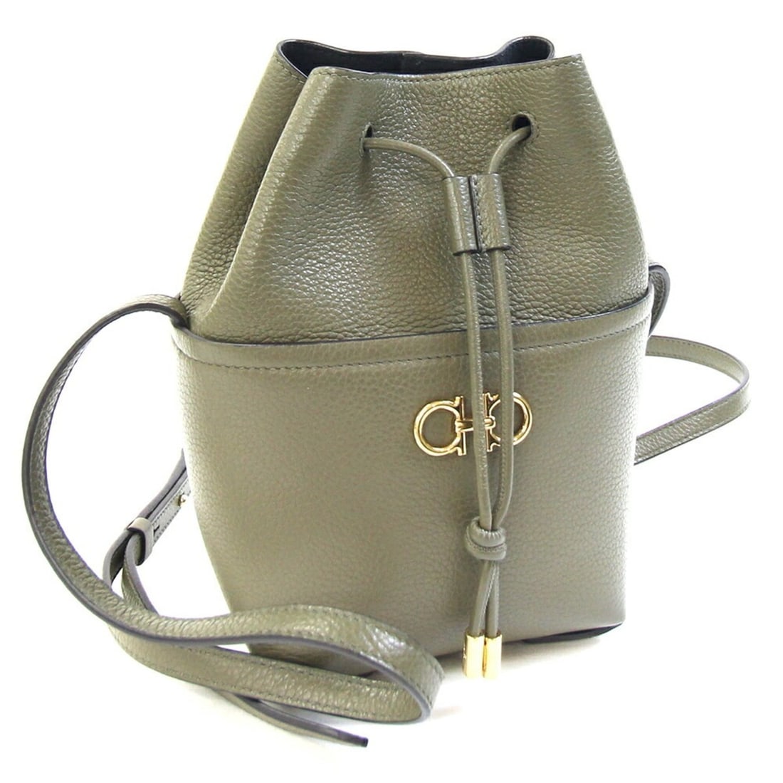 Salvatore Ferragamo Ferragamo Shoulder Bag Double Gancini AU22 0382 Olive Green Leather Pouch: --- Catalog ---Category: SizeSize (HxWxD): 20.5cm x 12.5cm x 9cm / 8.07'' x 4.92'' x 3.54''Strap Length: 123cm - 135cm / 48.42'' - 53.14''Category: DesignType: Pochette, Shoulder bagColor: OliveGender