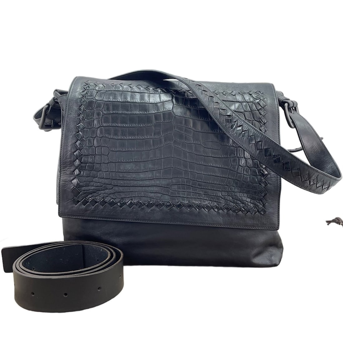 Bottega Veneta Embossed Leather Messenger Bag, Black: --- Catalog ---Category: SizeSize (HxWxD): 33cm x 36cm x 9cm / 12.99'' x 14.17'' x 3.54''Category: DesignType: Messenger bagColor: BlackGender: WomenCategory: GeneralBrand: Bottega VenetaCountry of Or