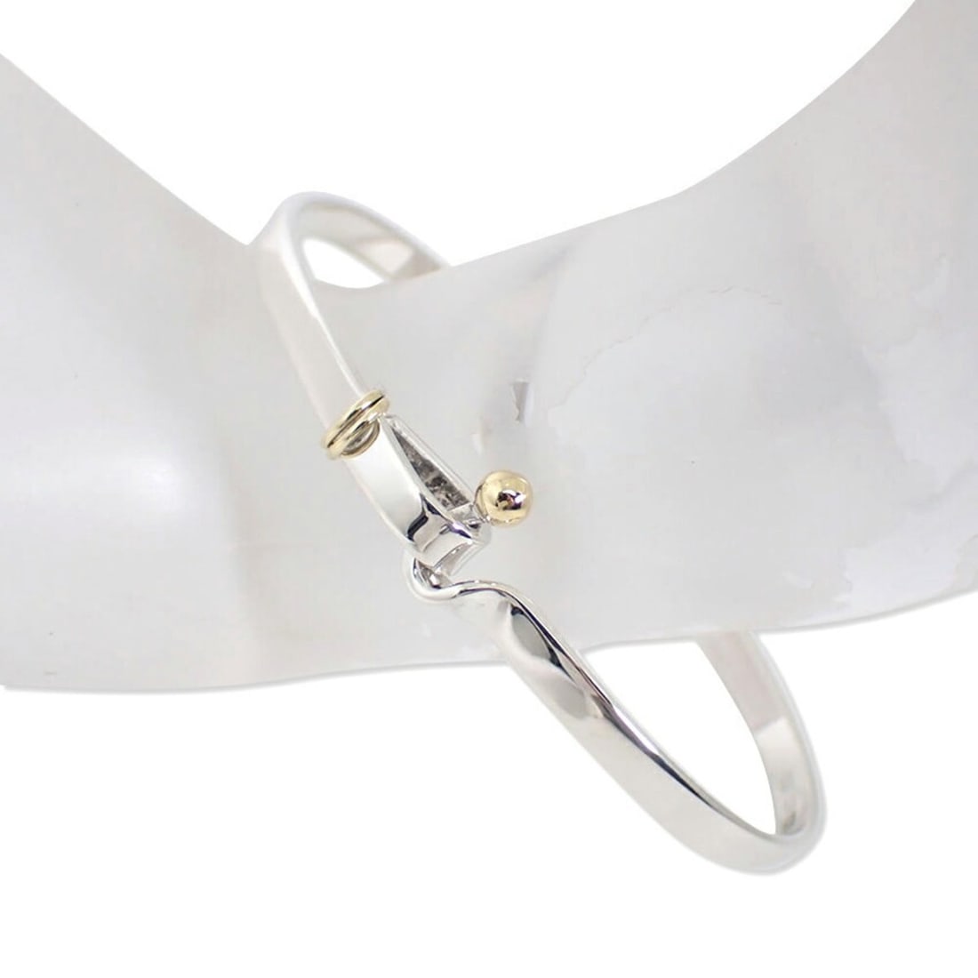TIFFANY & Co. 925 750 Combination Hook Eye Bangle: --- Catalog ---Category: SizeLength: 19.5cm / 7.67''Category: DesignType: BangleGender: WomenMaterial: Sterling silver 925, Yellow gold (18K)Category: GeneralBrand: Tiffany--- Item List ---Section: Co