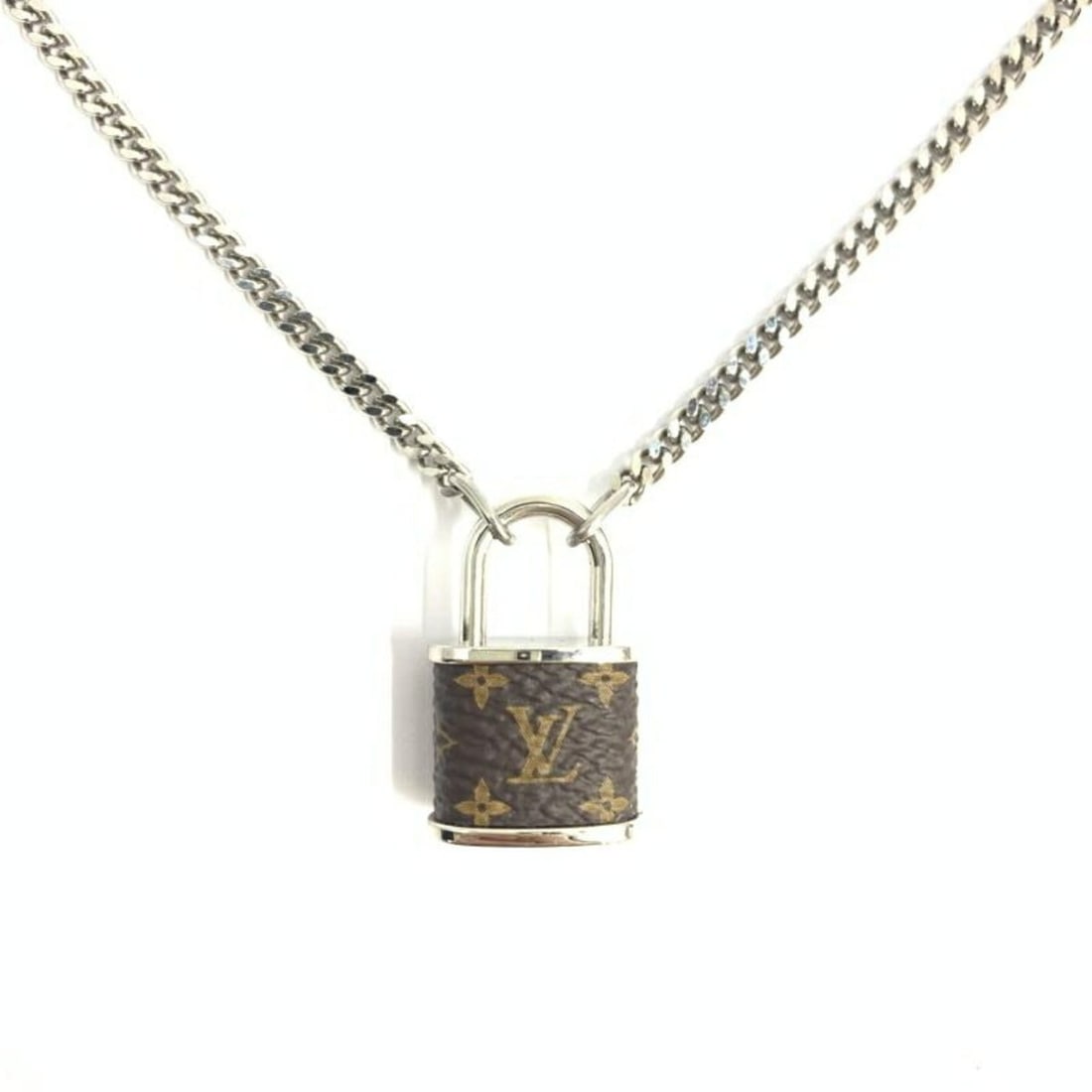 LOUIS VUITTON Pendant/MNG Locket M00525 Metal Louis Vuitton: --- Catalog ---Category: SizePendant Size: 30mm x 20mm / 1.18'' x 0.78''Neck Circumference: 67 cm / 26.37''Category: DesignGender: WomenMaterial: MetalPendant Type: PendantNecklace Type: NecklaceCateg