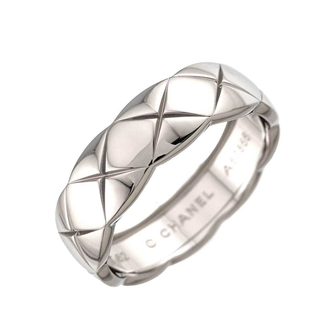 CHANEL Coco Crush Medium Ring #62, 18K WG White Gold 750, Matelassé Design.: --- Catalog ---Category: SizeUS Size: 10.5Brand Size: 62Category: DesignType: Band ringGender: Women,MenMaterial: White gold (18K)Category: GeneralBrand: Chanel--- Item List ---Section: ConditionRanki