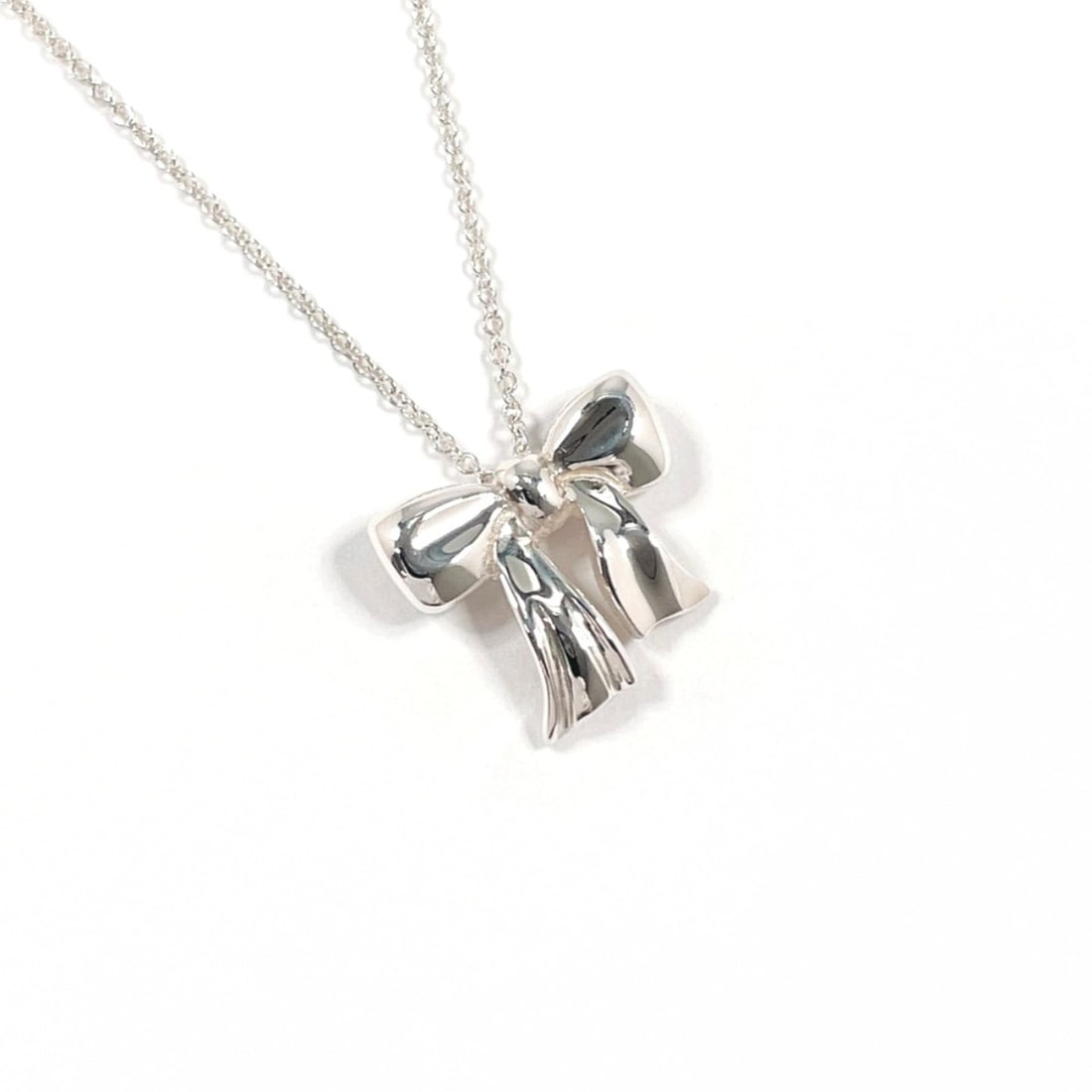 TIFFANY&Co. Tiffany Ribbon Necklace, Sterling Silver 925, Silver, Women's: --- Catalog ---Category: SizePendant Size: 13.3mm x 15mm / 0.52'' x 0.59''Neck Circumference: 41 cm / 16.14''Category: DesignColor: SilverGender: WomenMaterial: Silver 925Necklace Type: NecklaceCatego