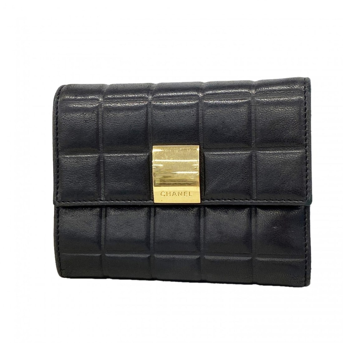 Chanel Tri-fold Wallet, Chocolate Bar Design, Lambskin, Black, Women's: --- Catalog ---Category: SizeSize (HxWxD): 11cm x 13.5cm x 3cm / 4.33'' x 5.31'' x 1.18''Category: DesignType: Wallet (tri-fold)Color: BlackGender: WomenMaterial: Leather Leather/Fur Type: LambskinCat