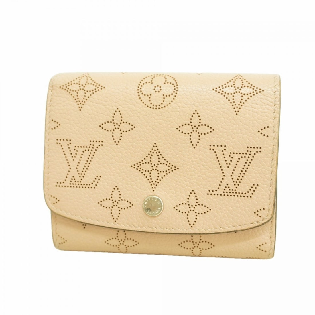 Louis Vuitton Mahina Portefeuille Iris Compact Wallet M62541 Magnolia (Women's): --- Catalog ---Category: SizeSize (HxWxD): 10cm x 12cm x 3cm / 3.93'' x 4.72'' x 1.18''Category: DesignType: Wallet (bi-fold)Color: MagnoliaGender: WomenCategory: GeneralMPN: M62541Brand: Louis Vuitto