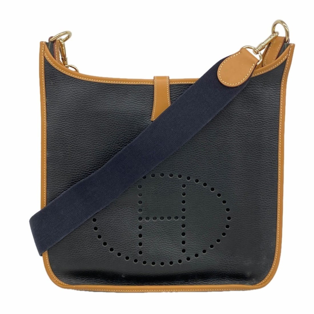 Hermes Evelyne 1GM Shoulder Bag, Ardennes, Black, Gold, Champagne, ?E stamp, Ladies'.: --- Catalog ---Category: SizeSize (HxWxD): 31.5cm x 33cm x 9cm / 12.4'' x 12.99'' x 3.54''Category: DesignType: Shoulder bagColor: Black, GoldGender: WomenMaterial: Ardennes leather Hardware Color: Ch