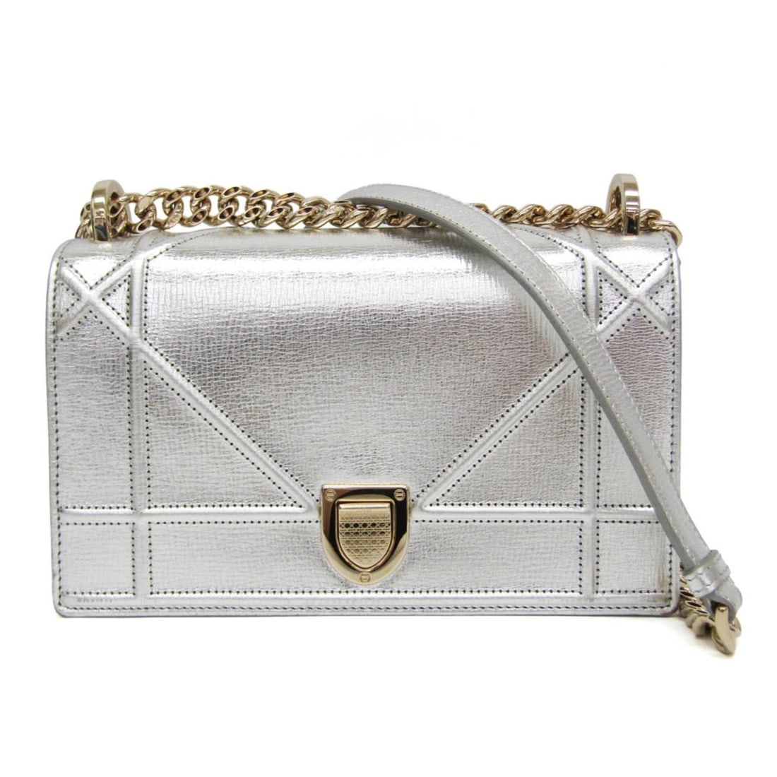 Christian Dior Diorama Chain Shoulder Bag Women's Leather Shoulder Bag Silver: --- Catalog ---Category: SizeSize (HxWxD): 13cm x 21cm x 7.5cm / 5.11'' x 8.26'' x 2.95''Strap Length: 110cm - 120cm / 43.3'' - 47.24''Category: DesignType: Shoulder bagColor: SilverGender: WomenClosu