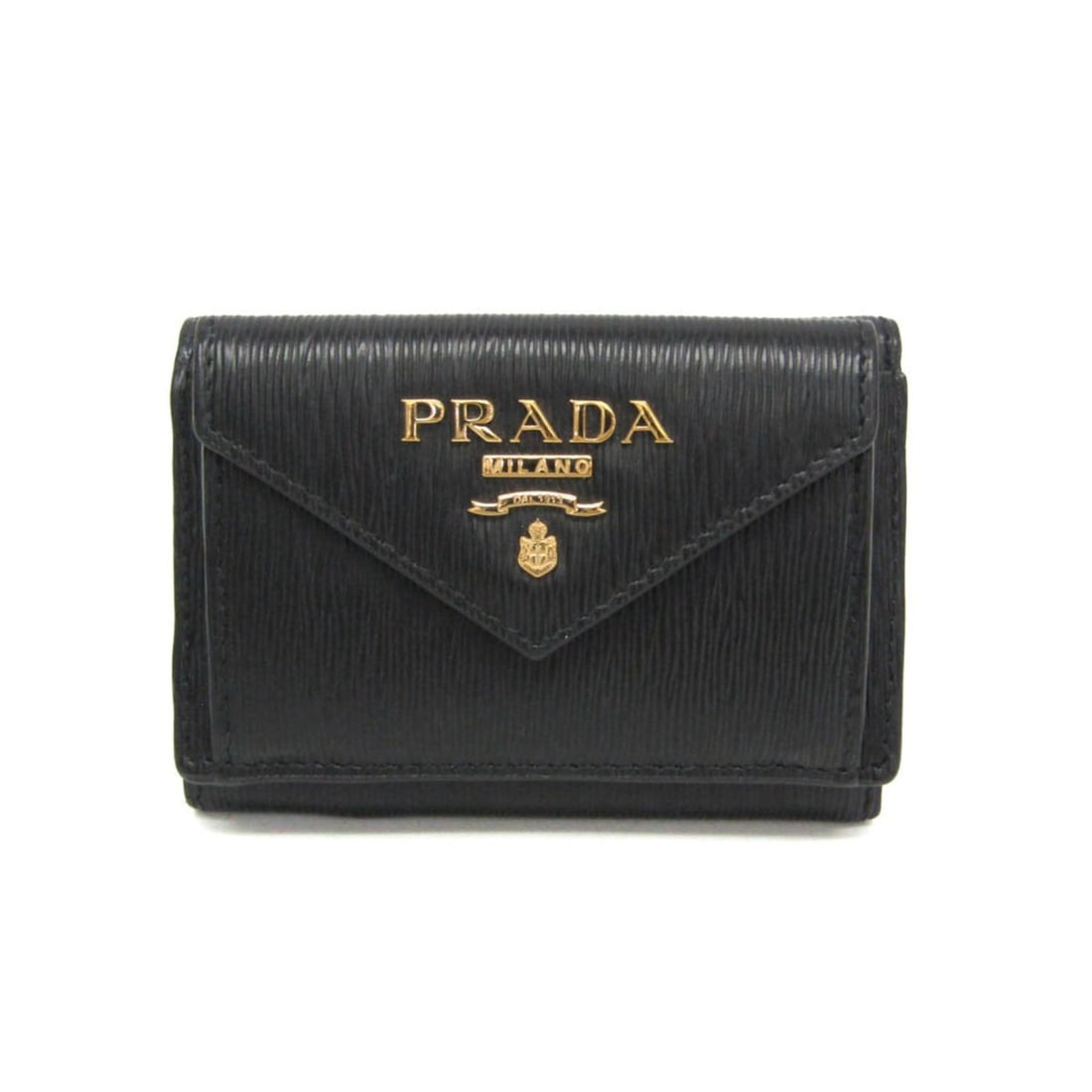 Prada VITELLO MOVE 1MH021 Women's Leather Wallet (tri-fold) Black: --- Catalog ---Category: SizeSize (HxWxD): 7.5cm x 10cm x 4cm / 2.95'' x 3.93'' x 1.57''Category: DesignType: Wallet (tri-fold)Color: BlackGender: WomenMaterial: Leather Inner Pocket: Bill slot 1, Car
