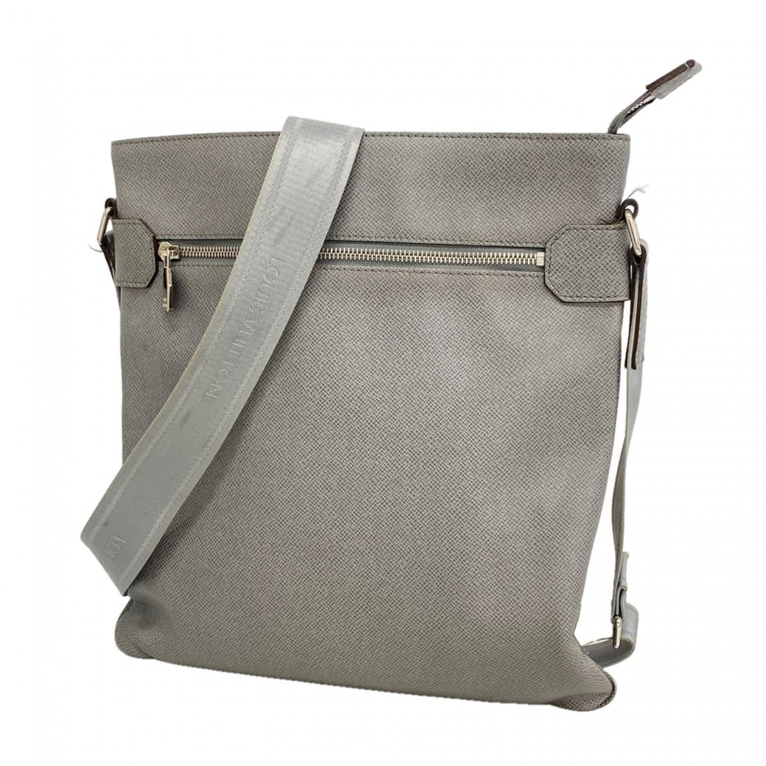 Louis Vuitton Taiga Sasha Shoulder Bag M32630 Glacier Men's: --- Catalog ---Category: SizeSize (HxWxD): 33cm x 31.5cm x 5.00mm / 12.99'' x 12.4'' x 0.19''Category: DesignType: Shoulder bagColor: GlacierGender: MenCategory: GeneralMPN: M32630Brand: Louis Vuitton