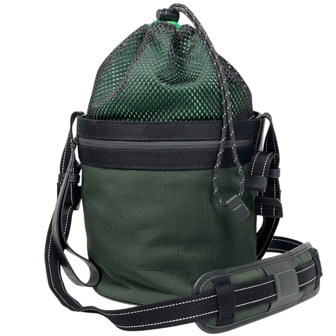 Bottega Veneta Bucket Messenger Bag, Drawstring Type, Khaki Nylon, Green, Black, 570185, Women's: --- Catalog ---Category: SizeSize (HxWxD): 20cm x 19cm x 19cm / 7.87'' x 7.48'' x 7.48''Category: DesignType: Messenger bagColor: Black, GreenGender: WomenMaterial: Nylon Category: GeneralBrand: Botte