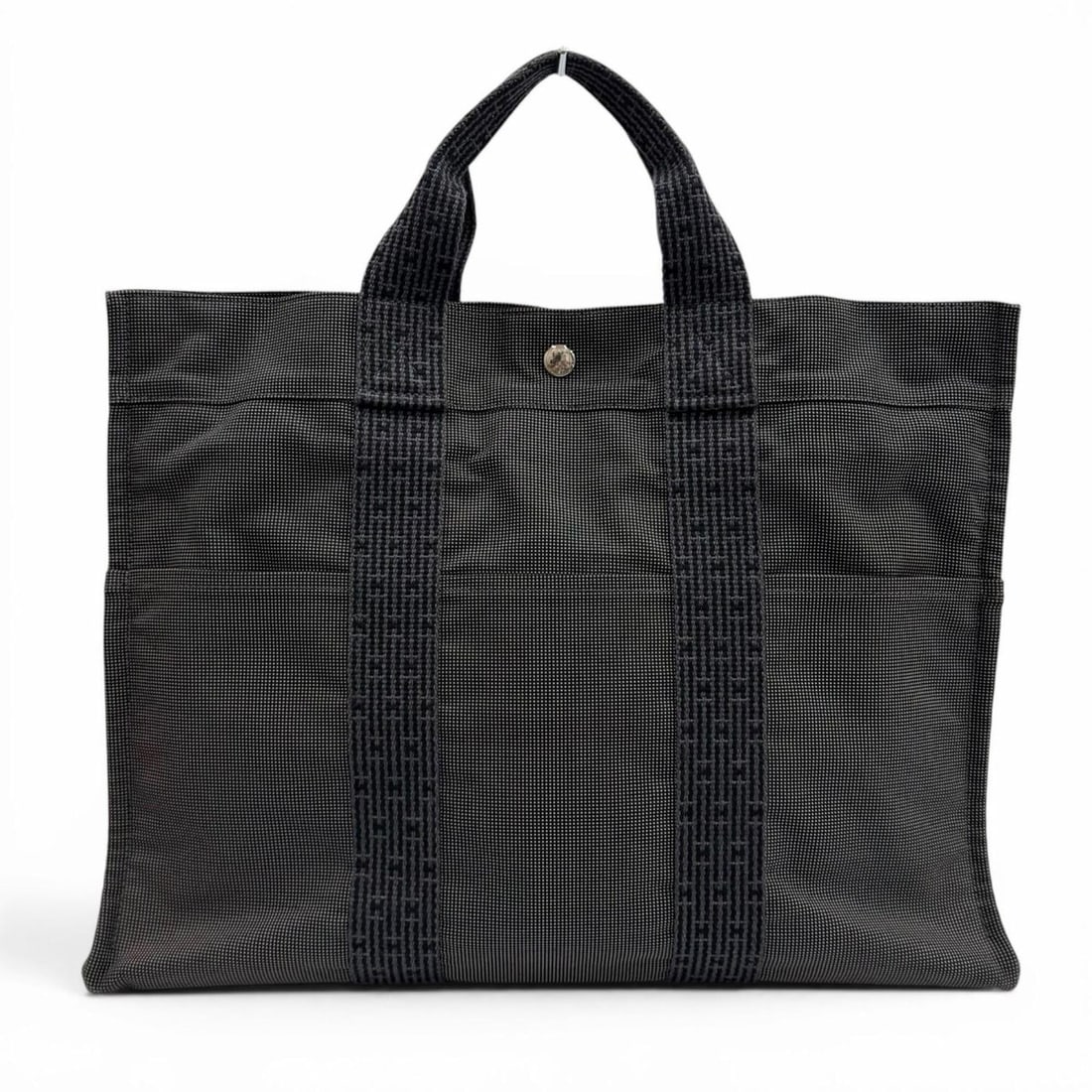 HERMES Hermes Herline MM Sellier Button Tote Bag Handbag Grey Made in France Women's: --- Catalog ---Category: SizeSize (HxWxD): 32cm x 43cm x 10cm / 12.59'' x 16.92'' x 3.93''Category: DesignType: Handbag, Tote bagColor: GrayGender: WomenMaterial: Polyamide , Polyester Category: Gener
