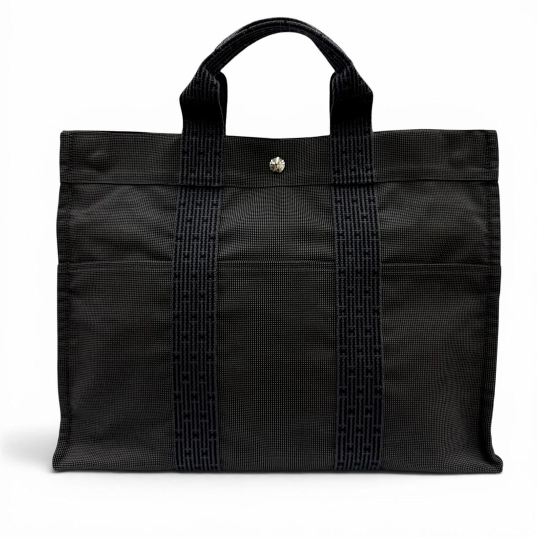 HERMES Herline MM Silver Hardware H Logo Sellier Button Canvas Hand Tote Bag Gray Made in France: --- Catalog ---Category: SizeSize (HxWxD): 32.5cm x 42cm x 11cm / 12.79'' x 16.53'' x 4.33''Category: DesignType: Tote bagColor: GrayGender: WomenMaterial: Polyamide , Polyester Hardware Color: Silver