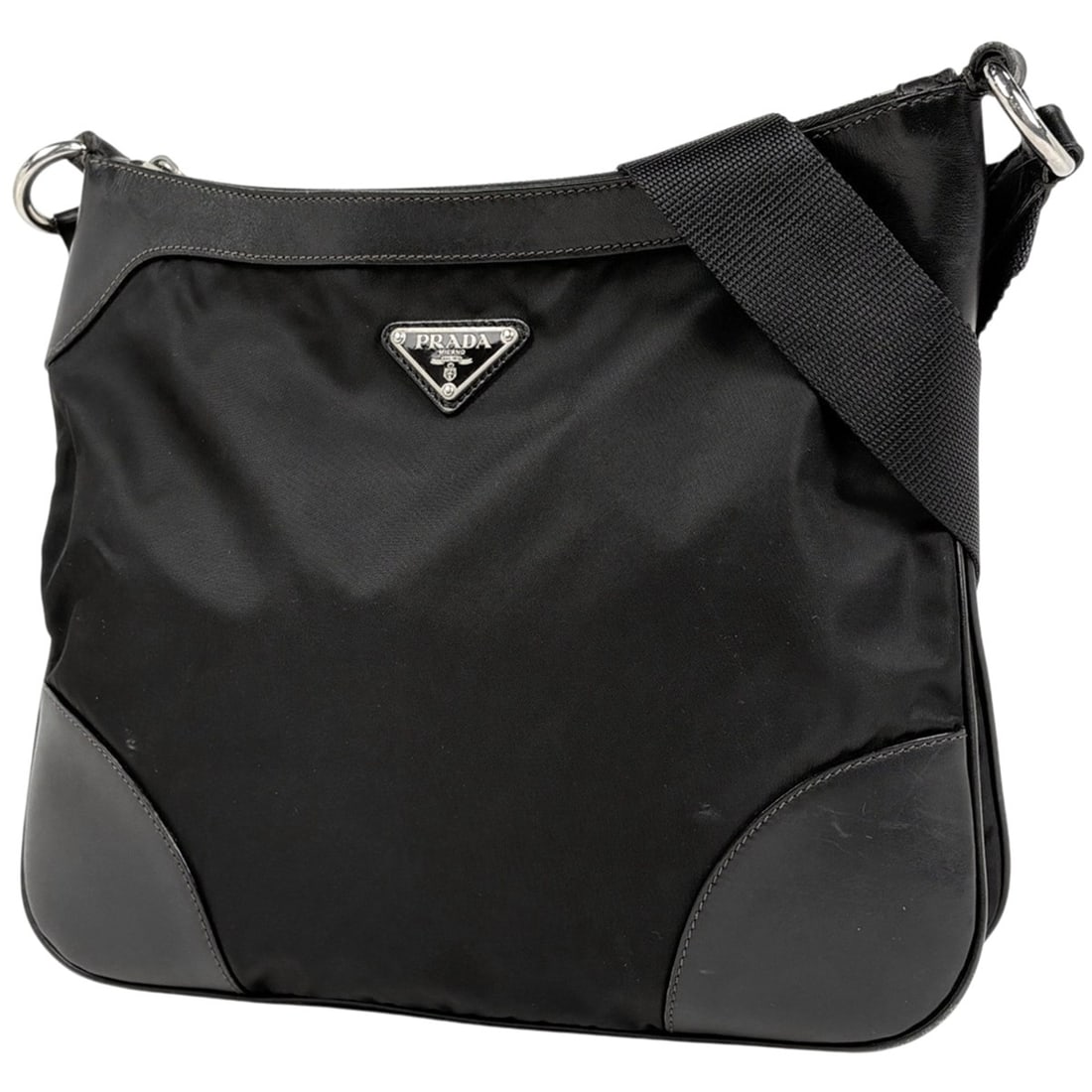 Prada PRADA Logo Plate Shoulder Bag Nylon Black Women's: --- Catalog ---Category: SizeSize (HxWxD): 25cm x 30cm x 5cm / 9.84'' x 11.81'' x 1.96''Category: DesignType: Shoulder bagColor: BlackGender: WomenMaterial: Nylon , Leather Category: GeneralBrand: Pra