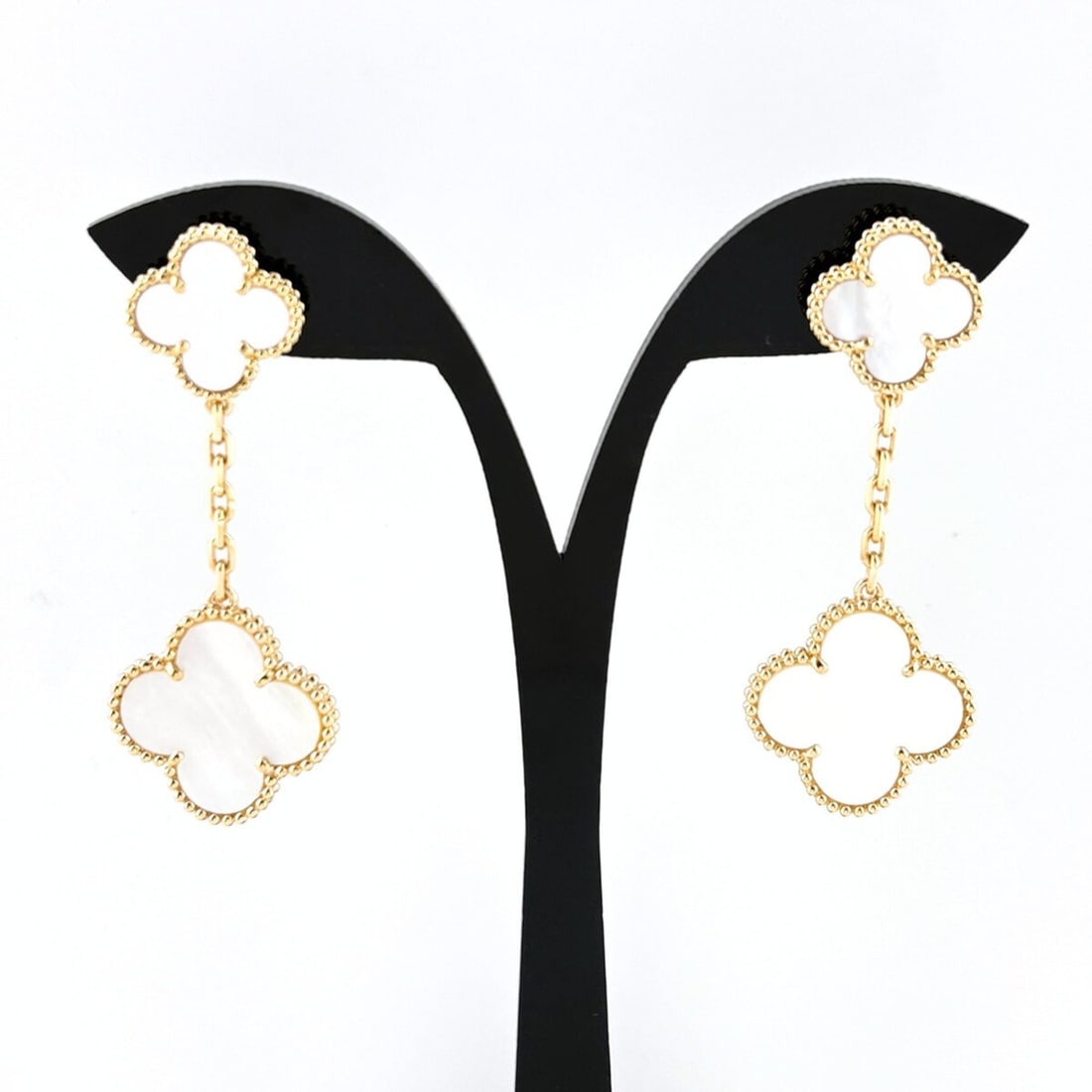 Van Cleef & Arpels Magic Alhambra Earrings, Yellow Gold (YG), Mother-of-Pearl 750 Shell, Women's.: --- Catalog ---Category: SizeWeight: 13.9g / 0.49oz.Size (HxWxD): 50.60mm x 20.60mm / 1.99'' x 0.81''Category: DesignType: Clip earringsStone: Mother of pearlGender: WomenMaterial: Yellow gold (18K)Ca
