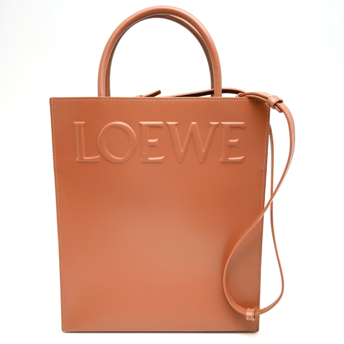 Loewe Standard Tote A4 Women's Bag A933R18X14 Leather Brown: --- Catalog ---Category: SizeSize (HxWxD): 32cm x 28cm x 7.5cm / 12.59'' x 11.02'' x 2.95''Category: DesignType: Tote bagColor: BrownGender: WomenMaterial: Leather Category: GeneralMPN: A933R18X14Bran