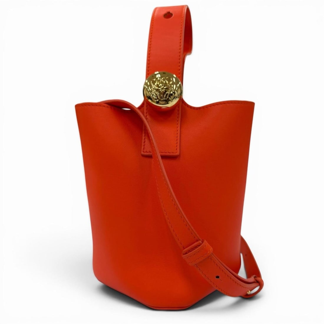 LOEWE AANBBBMX01 Pebble Bucket Bag Mini Smooth Calfskin 2-Way Shoulder Bag/Handbag Vivid Orange Gold: --- Catalog ---Category: SizeSize (HxWxD): 19cm x 21cm x 15cm / 7.48'' x 8.26'' x 5.9''Category: DesignType: Handbag, Shoulder bagColor: OrangeGender: WomenMaterial: Leather Hardware Color: GoldLeathe