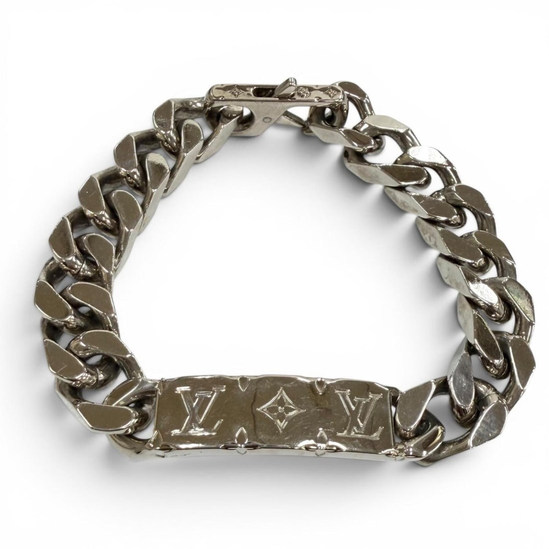 LOUIS VUITTON M00856 Chain Bracelet Monogram Silver Accessory L Made in Italy Men's Comes with Box: --- Catalog ---Category: SizeLength: 22cm / 8.66''Category: DesignType: Charm braceletColor: SilverGender: MenCategory: GeneralMPN: M00856Brand: Louis VuittonCountry of Origin: Italy--- Item List ---S