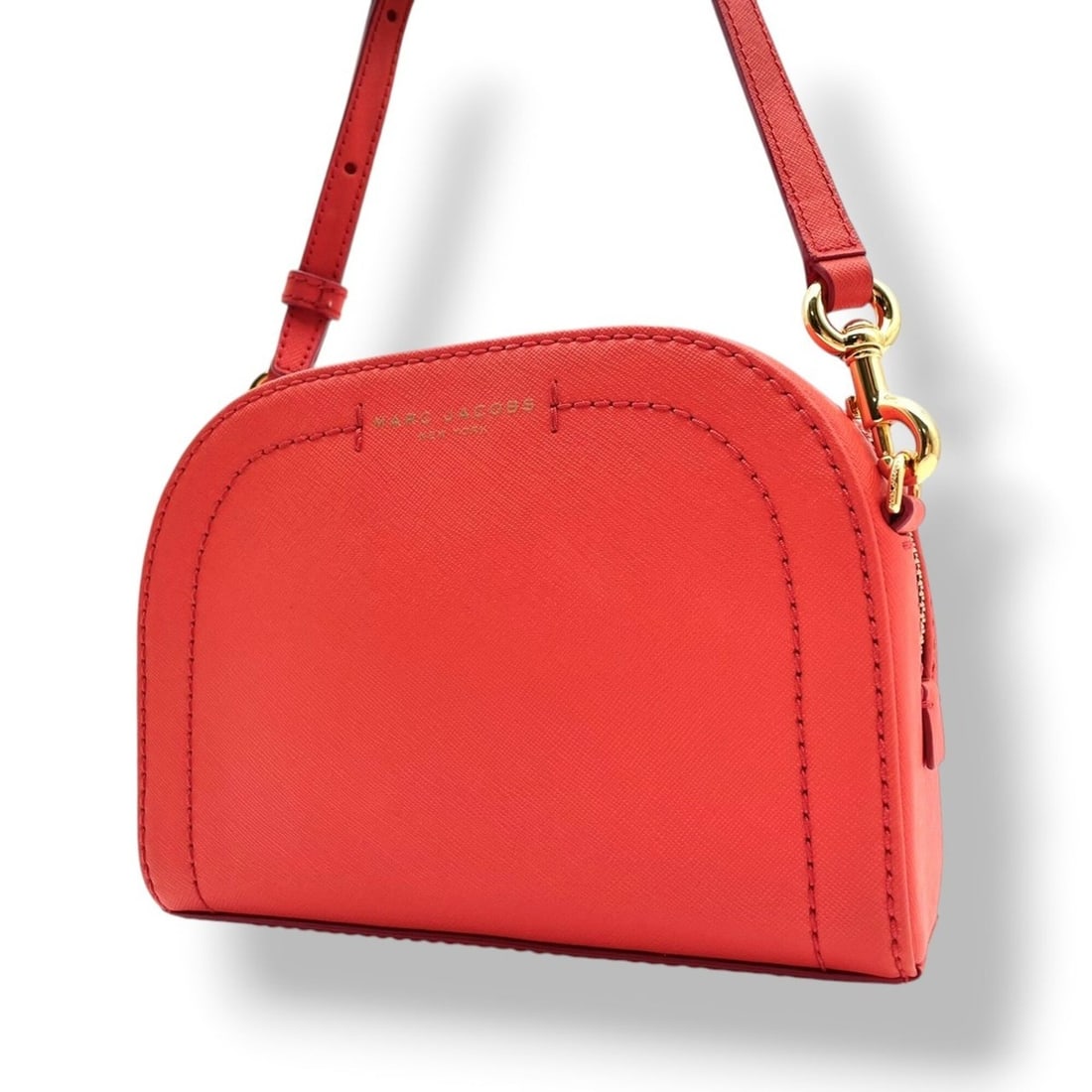 Marc Jacobs Shoulder Bag Crossbody Clutch Leather Orange Gold Hardware Women's S76: --- Catalog ---Category: SizeSize (HxWxD): 15cm x 20cm x 6.5cm / 5.9'' x 7.87'' x 2.55''Category: DesignType: Shoulder bagColor: OrangeGender: WomenMaterial: Leather Category: GeneralMPN: M0011341Bran