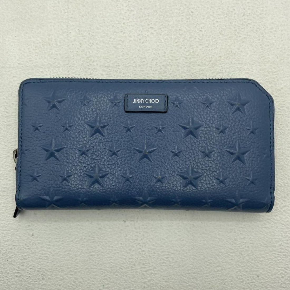 JMMY CHOO CARNABY S Wallet: --- Catalog ---Category: SizeSize (HxWxD): 10cm x 18.5cm x 2.5cm / 3.93'' x 7.28'' x 0.98''Category: DesignType: Long wallet (bi-fold)Color: BlueCategory: GeneralBrand: Jimmy Choo--- Item List ---Sect