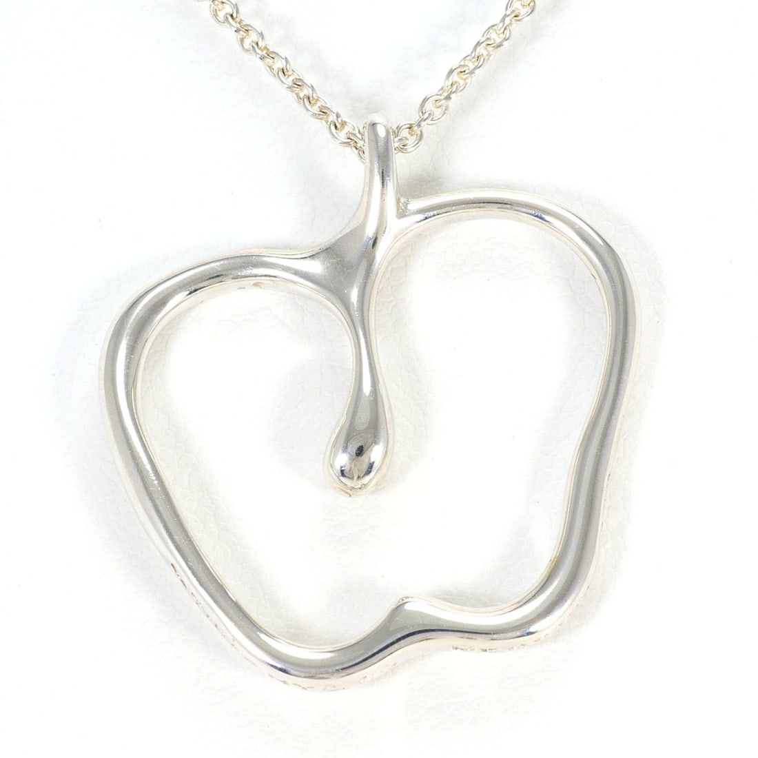 Tiffany & Co. Apple Silver Necklace, Total Weight 9.0g, 76cm, Jewelry: --- Catalog ---Category: SizePendant Size: 30mm x 28mm / 1.18'' x 1.1''Neck Circumference: 76 cm / 29.92''Category: DesignGender: WomenMaterial: Silver 925Necklace Type: NecklaceCategory: GeneralBrand