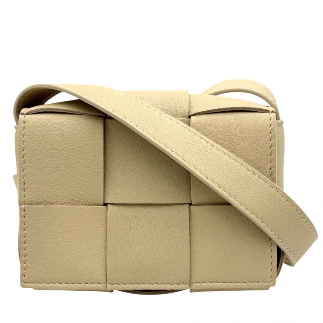 Bottega Veneta Women's Maxi Intrecciato Cassette Candy Shoulder Bag - Mini Bag, Crossbody Leather,: --- Catalog ---Category: SizeSize (HxWxD): 8.5cm x 13cm x 4.5cm / 3.34'' x 5.11'' x 1.77''Strap Length: 133cm / 52.36''Category: DesignType: Shoulder bagColor: BeigeGender: WomenMaterial: Leather Cate