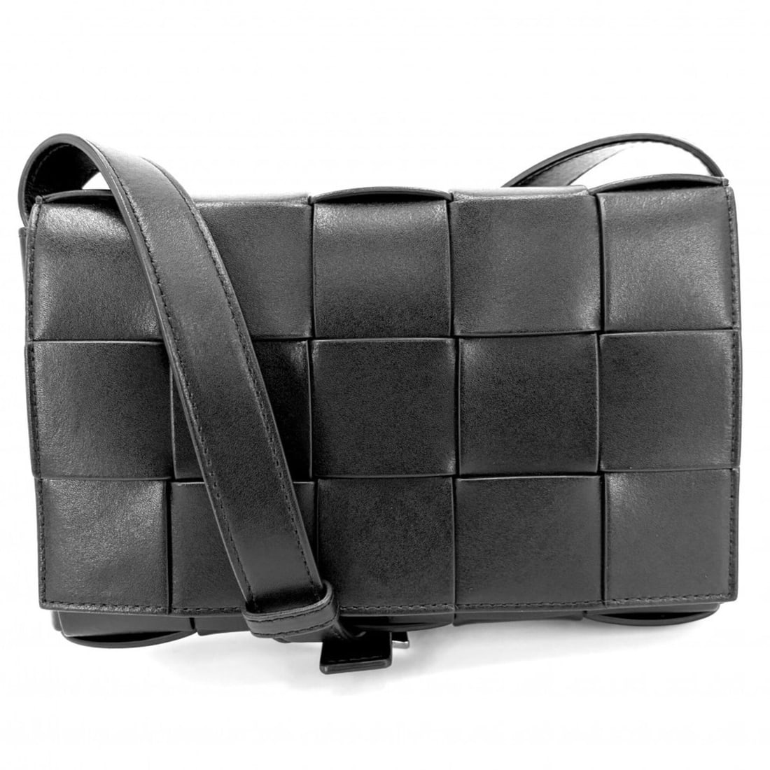Bottega Veneta women's shoulder bag, Intrecciato Cassette, crossbody BOTTEGAVENETA leather, black,: --- Catalog ---Category: SizeSize (HxWxD): 14cm x 23cm x 5cm / 5.51'' x 9.05'' x 1.96''Strap Length: 120cm / 47.24''Category: DesignType: Shoulder bagColor: BlackGender: WomenMaterial: Leather Categor