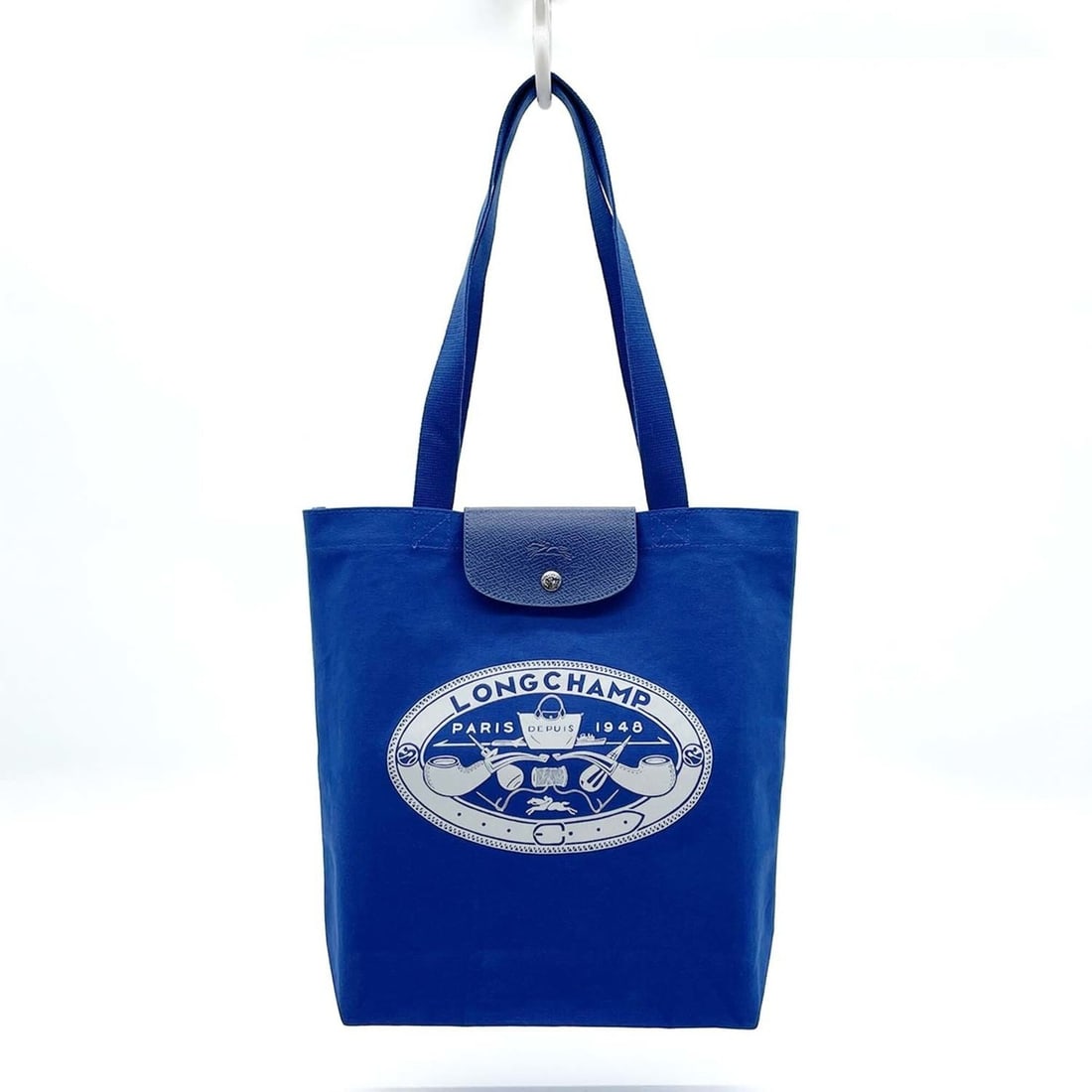 Longchamp Le Pliage M Constantin Liant Collaboration Tote Bag, Canvas, Blue, Men's & Women's: --- Catalog ---Category: SizeSize (HxWxD): 37cm x 28.5cm x 10.5cm / 14.56'' x 11.22'' x 4.13''Category: DesignType: Tote bagColor: Blue, WhiteGender: Men,WomenCategory: GeneralBrand: Longchamp--- Item