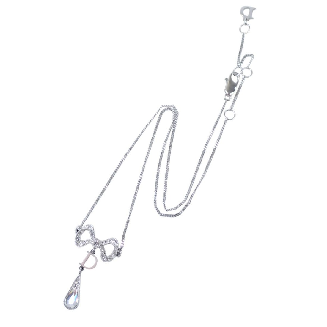 Christian Dior necklace with rhinestone ribbon motif, stainless steel, silver.: --- Catalog ---Category: SizePendant Size: 32mm x 18mm / 1.25'' x 0.7''Neck Circumference: 41 cm / 16.14''Category: DesignColor: SilverGender: WomenMaterial: Rhinestone, Stainless steelNecklace Type: 