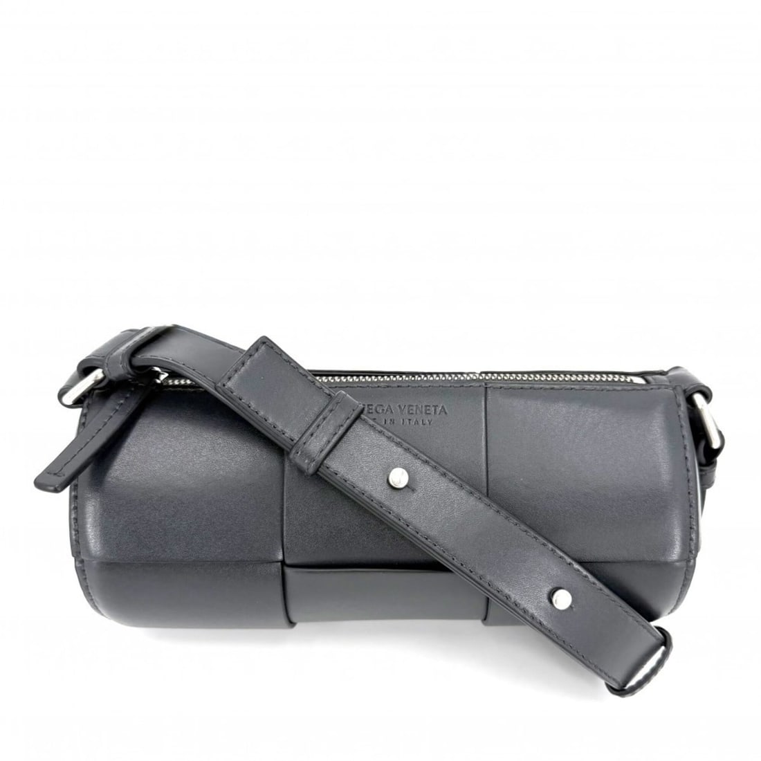 Bottega Veneta Men's Maxi Intrecciato Small Canette Shoulder Bag, Gray Leather, Ardoise, Silver: --- Catalog ---Category: SizeSize (HxWxD): 9cm x 21cm x 9cm / 3.54'' x 8.26'' x 3.54''Category: DesignType: Shoulder bagColor: BlackGender: MenMaterial: Leather Category: GeneralBrand: Bottega Veneta-