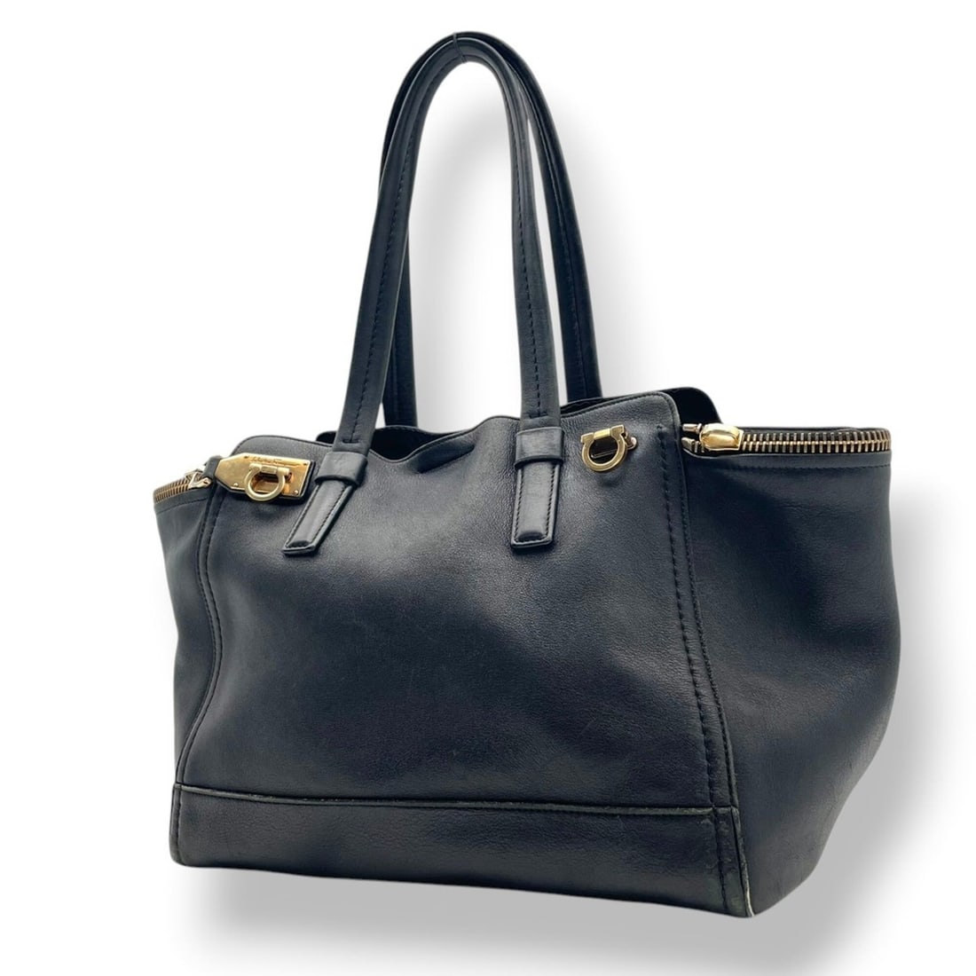 Salvatore Ferragamo Tote Bag, Handbag, Shoulder Leather, Black, Gold Hardware, Gancini Design,: --- Catalog ---Category: SizeSize (HxWxD): 22cm x 29cm x 17cm / 8.66'' x 11.41'' x 6.69''Category: DesignType: Handbag, Shoulder bag, Tote bagColor: BlackGender: WomenMaterial: Leather Category: Gener