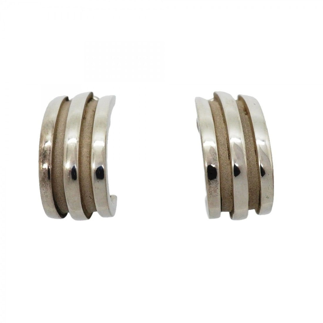 Tiffany & Co. Grooved Double Line Sterling Silver 925 Earrings for Women: --- Catalog ---Category: SizeSize (HxWxD): 24.10mm x 10.20mm / 0.95'' x 0.40''Category: DesignType: Clip earringsGender: WomenMaterial: Silver 925Category: GeneralBrand: Tiffany--- Item List ---Sectio