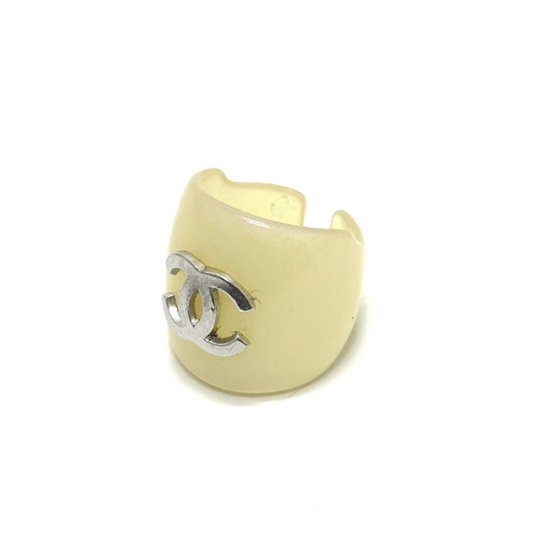 CHANEL 96A Coco Mark Ring, Plastic Fashion Accessory, Plastic, Women's, White, 1: --- Catalog ---Category: SizeJP Size: 12US Size: 6.5Category: DesignType: Band ringColor: WhiteGender: WomenMaterial: PlasticCategory: GeneralMPN: 96ABrand: ChanelCountry of Origin: France--- Item Lis