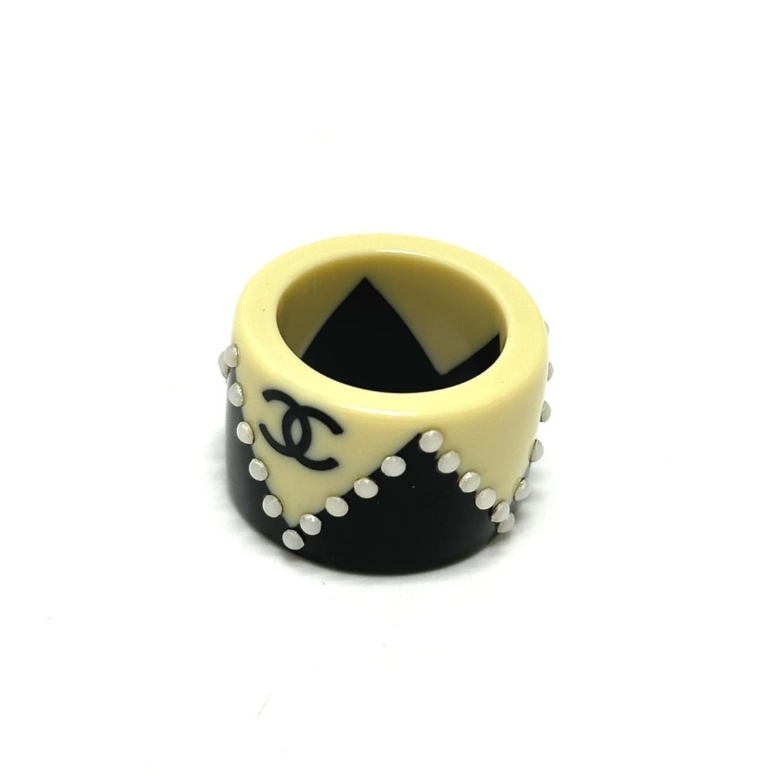 CHANEL 02A Coco Mark Bicolor Pearl Ring Chess Plastic Fashion Women's White x Black 1: --- Catalog ---Category: SizeJP Size: 13US Size: 6.5Category: DesignType: Band ringColor: Black, WhiteGender: WomenMaterial: PlasticCategory: GeneralBrand: Chanel--- Item List ---Section: ConditionRan