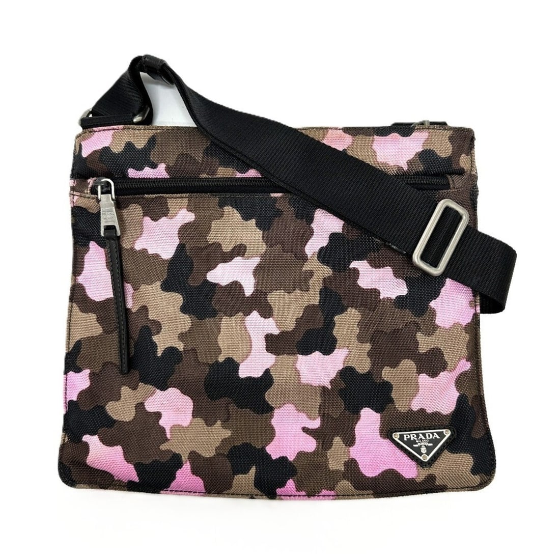PRADA VA0886 Camouflage Flat Crossbody Shoulder Bag with Triangle Logo Plate, Canvas, Women's,: --- Catalog ---Category: SizeSize (HxWxD): 27cm x 30cm x 5.00mm / 10.62'' x 11.81'' x 0.19''Category: DesignType: Shoulder bagColor: Camouflage, Multi-colorGender: WomenMaterial: Canvas Category: Gene