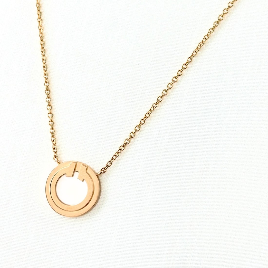 Tiffany & Co. T to Mother of Pearl Circle Pendant PG Pink Gold Necklace 750 Women's: --- Catalog ---Category: SizePendant Size: 10.8mm x 10.8mm / 0.42'' x 0.42''Neck Circumference: 45.5 cm / 17.91''Category: DesignGender: WomenMaterial: Pink gold (18K)Necklace Type: NecklaceCategory: 