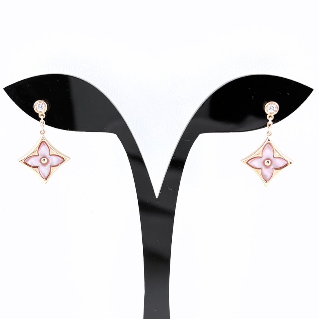 Louis Vuitton Star Blossom Earrings, Pink Gold (PG), with Small Diamonds and Mother-of-Pearl, 750: --- Catalog ---Category: SizeSize (HxWxD): 13.50mm x 22.30mm / 0.53'' x 0.88''Category: DesignType: Stud earringsGender: WomenMaterial: Pink gold (18K)Category: GeneralBrand: Louis Vuitton--- Item Lis
