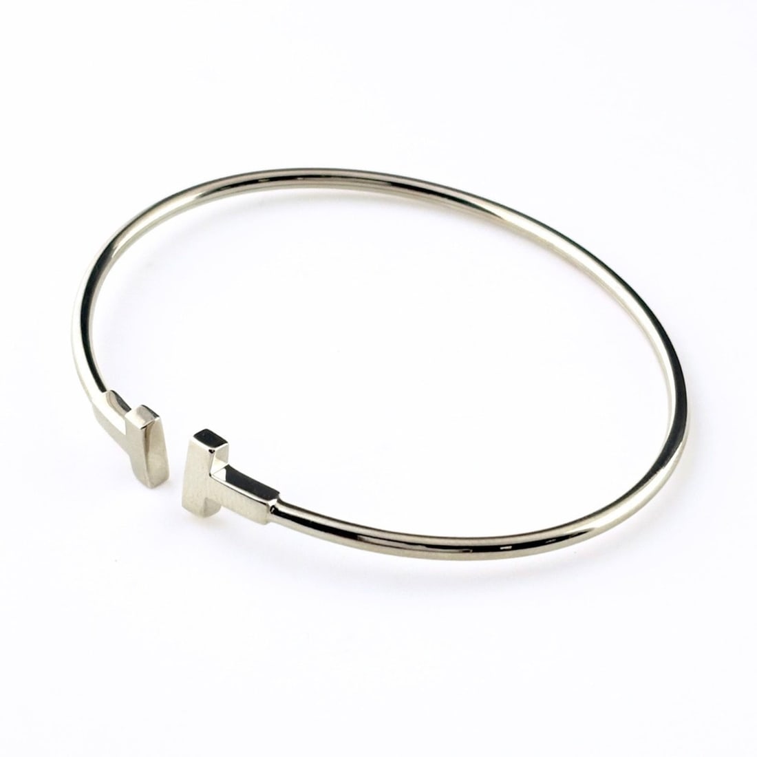 Tiffany & Co. T Wire Bangle, Bracelet, Bangle 750, Women's: --- Catalog ---Category: SizeLength: 14.5cm / 5.7''Category: DesignType: BangleColor: SilverGender: WomenCategory: GeneralBrand: Tiffany--- Item List ---Section: ConditionRanking: Rank AB Used - Trace