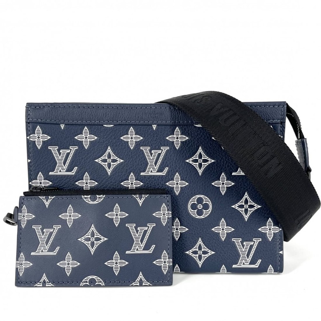 Louis Vuitton Men's Monogram Shadow Gaston Wearable Wallet Clutch Bag, Shoulder Crossbody LOUIS: --- Catalog ---Category: SizeSize (HxWxD): 14.5cm x 22cm x 4.5cm / 5.7'' x 8.66'' x 1.77''Strap Length: 130cm / 51.18''Category: DesignType: Clutch bag, Shoulder bagColor: NavyGender: MenMaterial: Mon